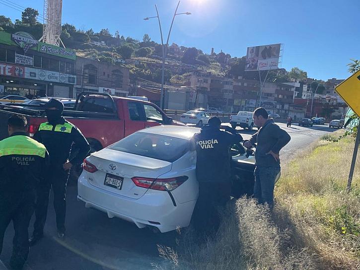 CHOCAN TRES VEHÍCULOS POR ALCANCE EN EL BULEVAR