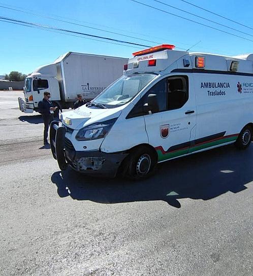 Chocan una ambulancia y un Focus en el entronque a Picones 
