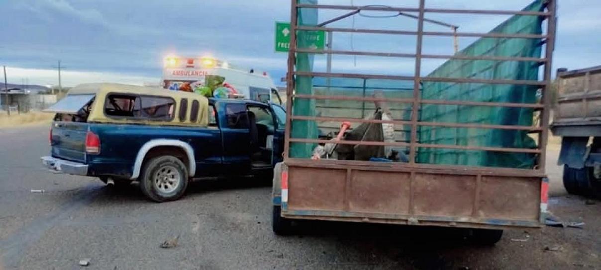 Chocan una camioneta y un camión de volteo en Río Grande 