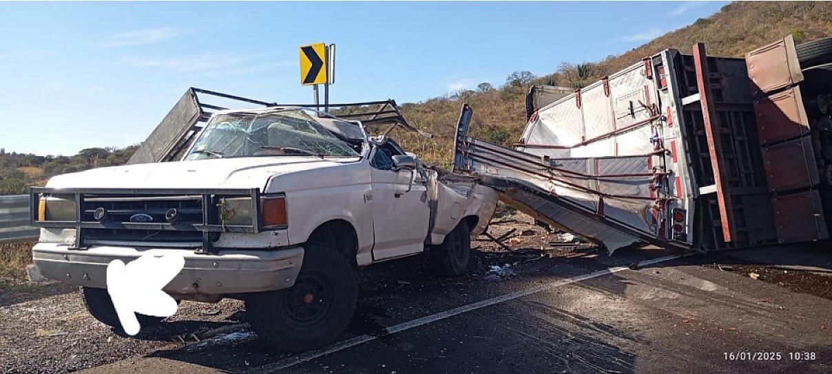 Chocan una camioneta y un tráiler en Moyahua; ambos conductores resultaron con lesiones leves 