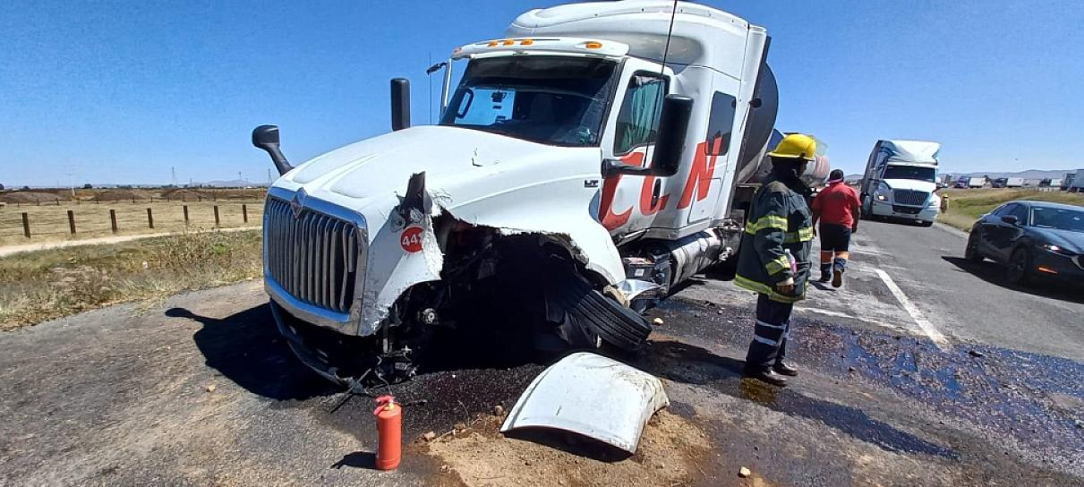 CHOCAN UNA PIPA Y UNA CAMIONETA EN CALERA; 4 PERSONAS RESULTARON GRAVES 