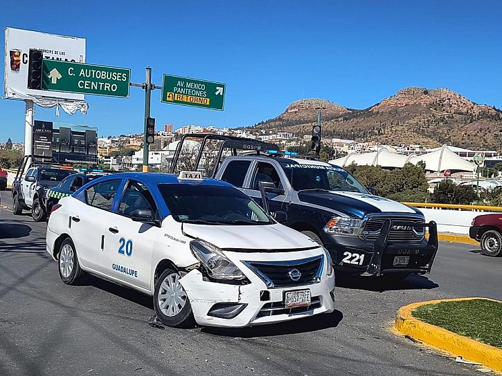 Chocan un taxi y un Civic en el 'crucero de la muerte'   