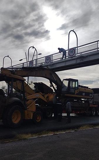 Choca retroexcavadora contra puente peatonal