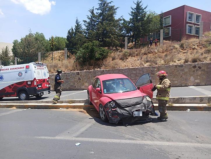 CHOCA SU BEETLE EN CALZADA SOLIDARIDAD