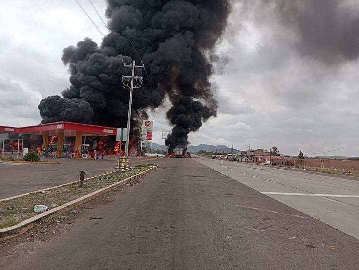 CHOCA TRÁILER CONTRA UNA PIPA EN LA FEDERAL 45; CIERRAN LA AUTOPISTA 