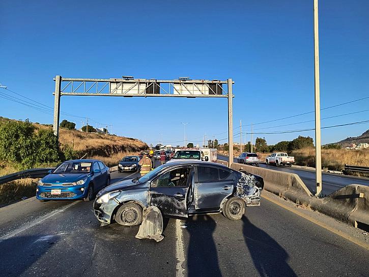 Choca una conductora en Tránsito Pesado tras perder el control de su vehículo 