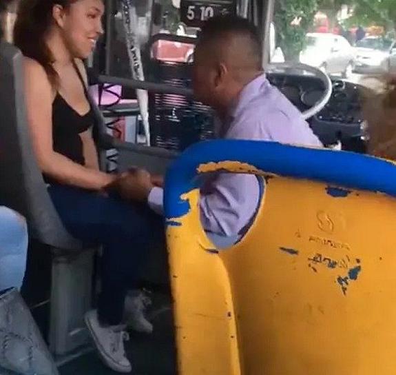 CHOFER LE PIDE MATRIMONIO A SU PAREJA EN EL CAMIÓN