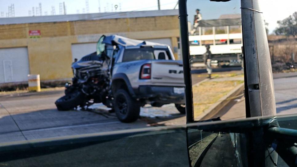 Choque de tráiler contra camioneta deja un muerto