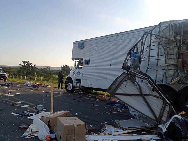 CHOQUE ENTRE CAMIONES EN ZACATECAS-AGUASCALIENTES DEJA UN HERIDO GRAVE