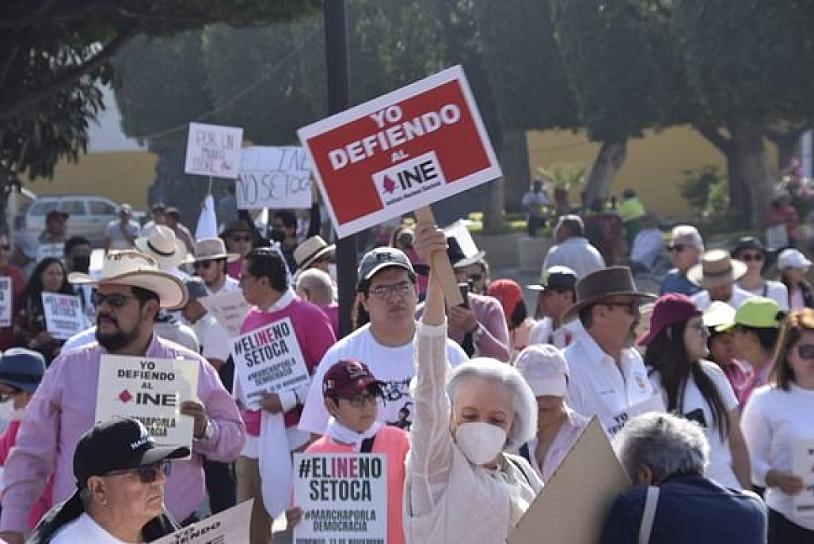 MILES PARTICIPAN EN MARCHA A FAVOR DEL INE EN CDMX