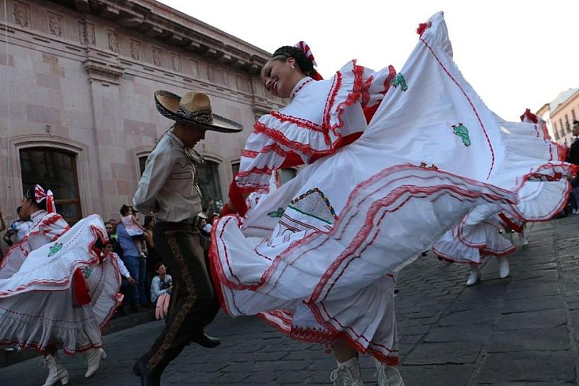 CIERRAN CON BROCHE DE ORO 26 FESTIVAL DEL FOLCLOR