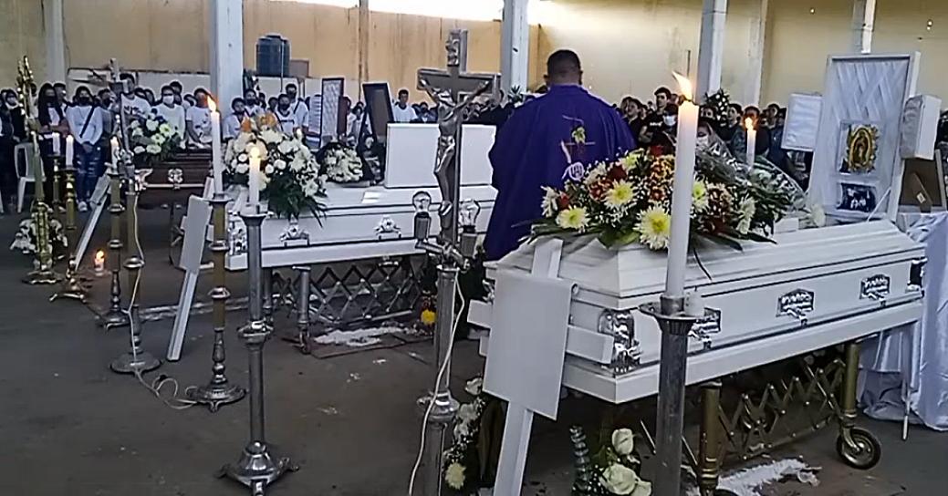 MILES DE PERSONAS DESPIDEN A LOS 3 ESTUDIANTES DE LA UTZAC ASESINADOS 