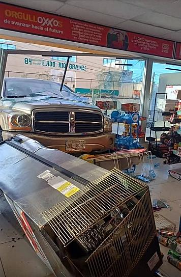 Cliente se mete con todo y camioneta a un Oxxo de Río Grande 