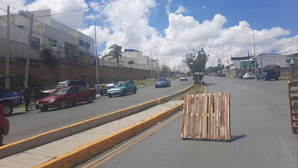 COBIJADOS CON UN AMPARO, MANIFESTANTES DE LA FGJEZ VUELVEN A TOMAR VIALIDAD; LA SSP Y POLICÍA VIAL LOS REPLIEGA