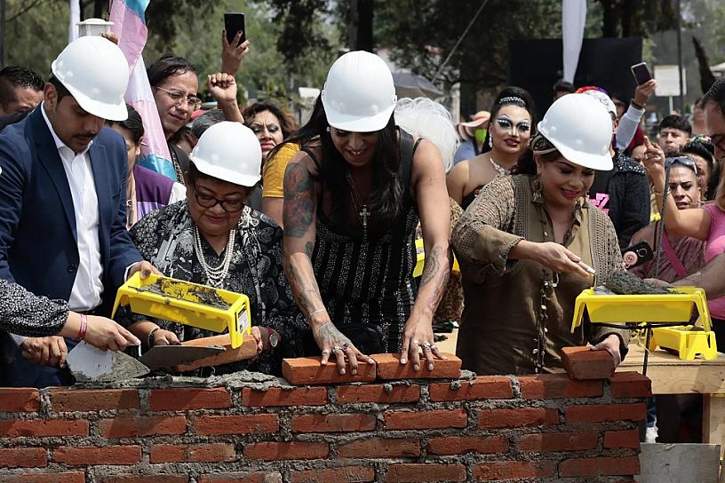 COLOCAN LA PRIMERA PIEDRA DE UN MAUSOLEO PARA MUJERES TRANS