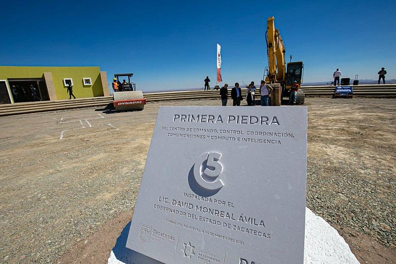 COLOCAN PRIMERA PIEDRA DE C-5 