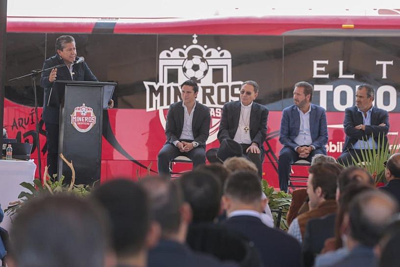 COLOCAN PRIMERA PIEDRA DE CENTRO DE ALTO RENDIMIENTO DE MINEROS