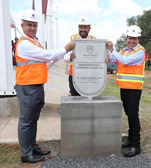 COLOCAN PRIMERA PIEDRA DE CONSTRUCCIONES MS