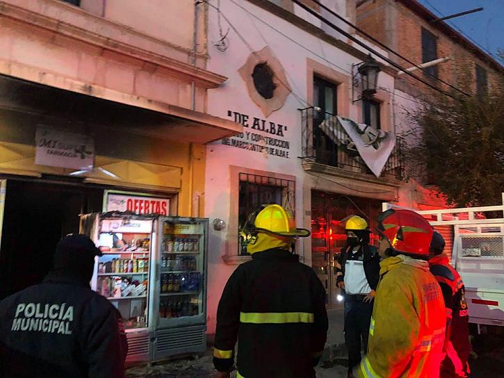 COMBATEN BOMBEROS INCENDIO EN FARMACIA DEL CENTRO DE SOMBRERETE