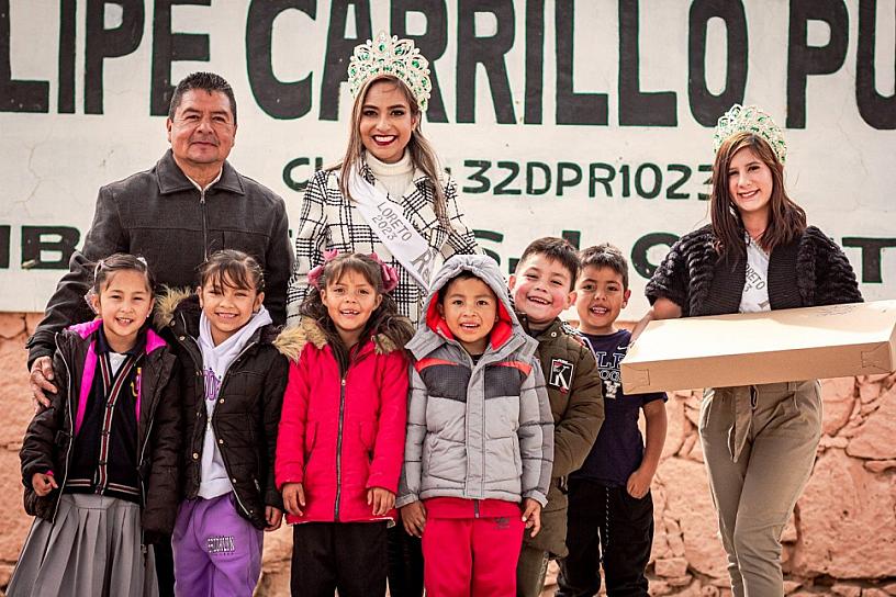COMPARTEN NIÑOS ROSCA DE REYES CON LA CORTE REAL LORETENSE