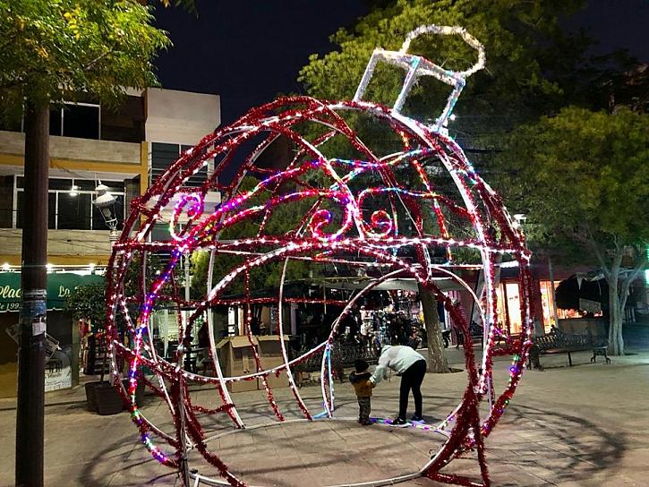 CON BAILE, PONCHES Y BUÑUELOS, ENCIENDEN ÁRBOL NAVIDEÑO EN RÍO GRANDE 