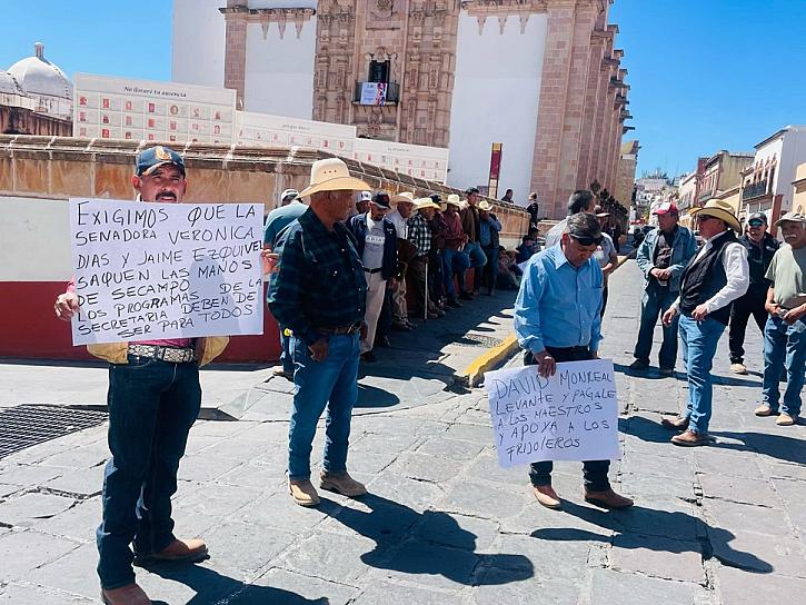Con bloqueo en el centro productores de frijol exigen atención