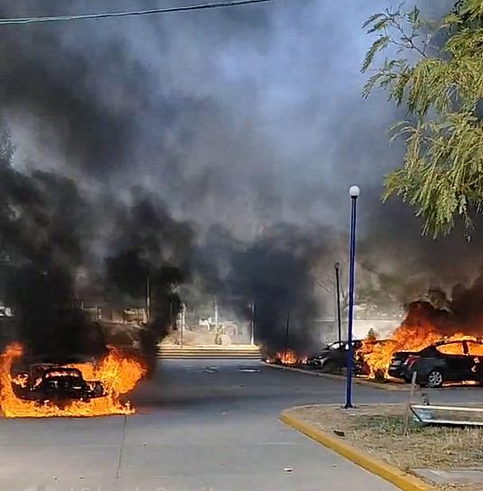 CON BOMBAS MOLOTOV Y PETARDOS, NORMALISTAS PROTESTAN FRENTE A LA FISCALÍA EN GUERRERO