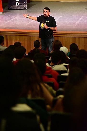 CON CONFERENCIA "TU HISTORIA PUEDE CAMBIAR MI HISTORIA" CONMEMORAN DÍA DEL ESTUDIANTE