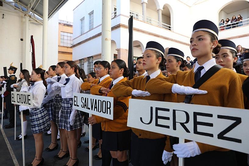 CONCURSAN ESCOLTAS POR DÍA DE LA BANDERA 