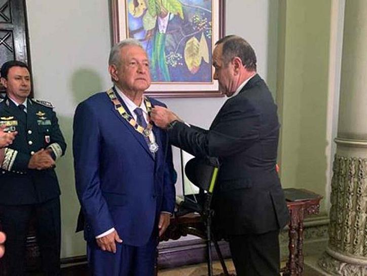 CONDECORAN A AMLO CON ORDEN DEL QUETZAL