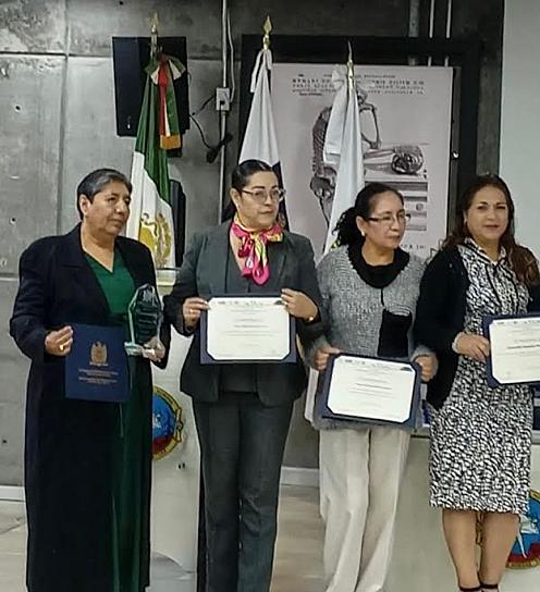 CONDECORAN A TRABAJADORAS DE LA UNIDAD DE MEDICINA HUMANA