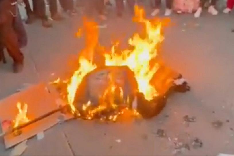 CONDENA AMLO QUEMA DE FIGURA DE MINISTRA NORMA PIÑA EN EL ZÓCALO