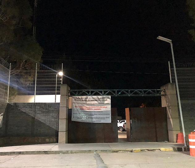 CON DESPLIEGUE DE LONAS, PROTESTAN TRABAJADORES DE LA FGJEZ 