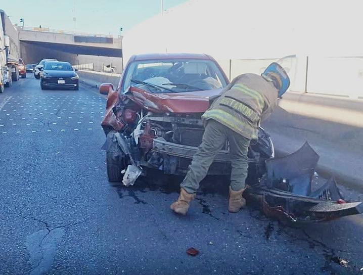 Conductora acaba en el hospital tras chocar en Tránsito Pesado