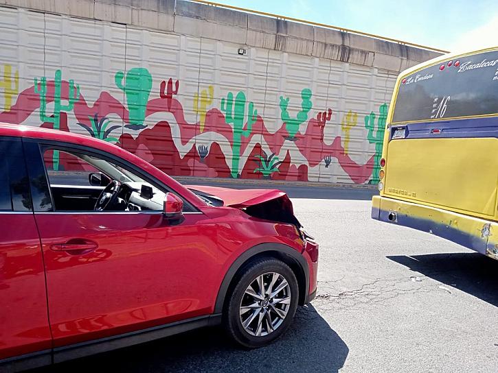 Conductora arruina su camioneta al chocarla contra un Ruta 16 