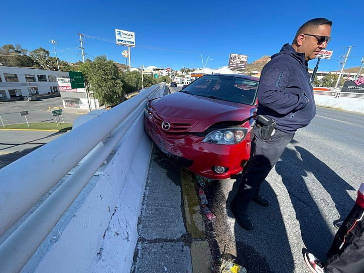 Conductora de un automóvil acaba en el hospital tras accidentarse en Zacatecas 
