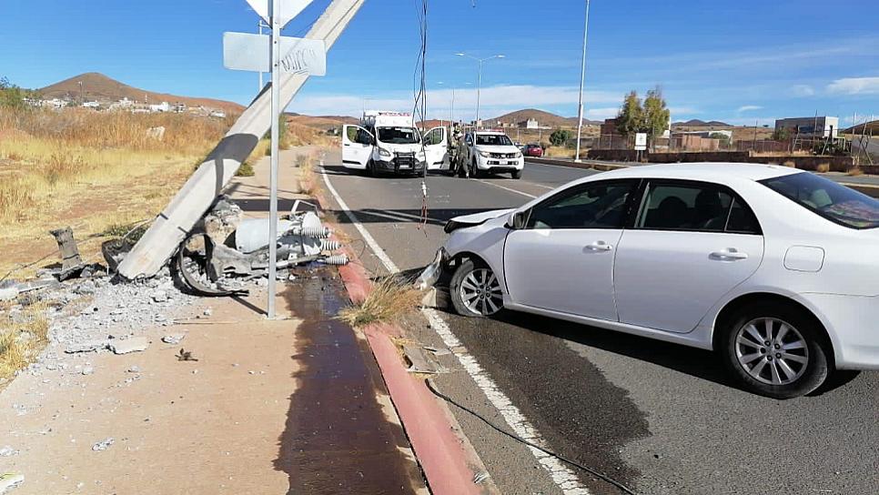 CONDUCTORA PIERDE EL CONTROL DEL VOLANTE Y TERMINA IMPACTADA CONTRA UN POSTE DE LUZ 