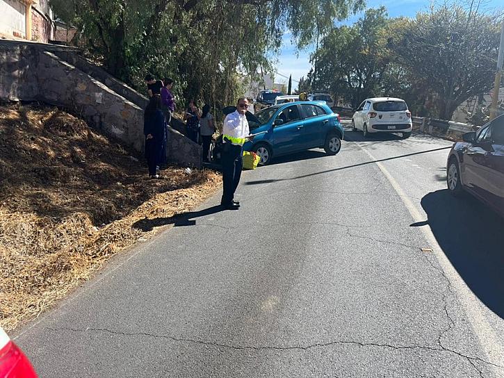 CONDUCTORA PIERDE EL CONTROL DE SU AUTO Y CHOCA CONTRA UN OBJETO FIJO 