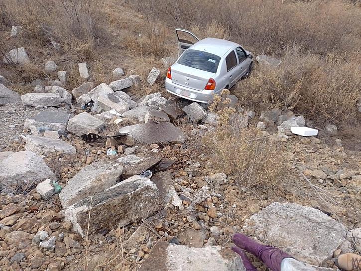 CONDUCTORA PIERDE EL CONTROL DEL VOLANTE Y CAE A UN BARRANCO DE MÁS DE 25 METROS 