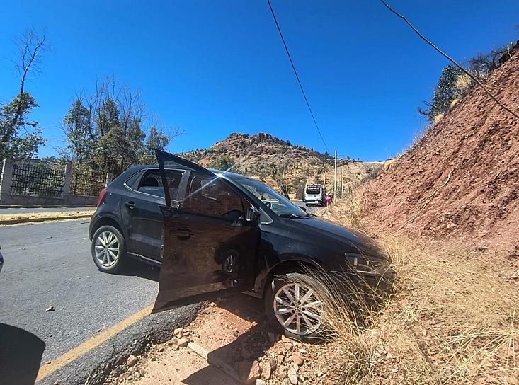 Conductora pierde el control en una curva peligrosa y choca contra el cerro 