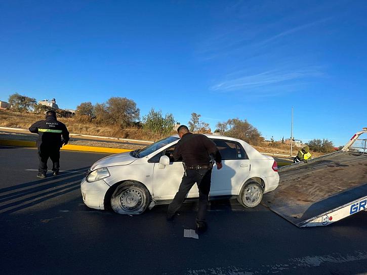 Conductora pierde el control y choca con el camellón en Guadalupe 