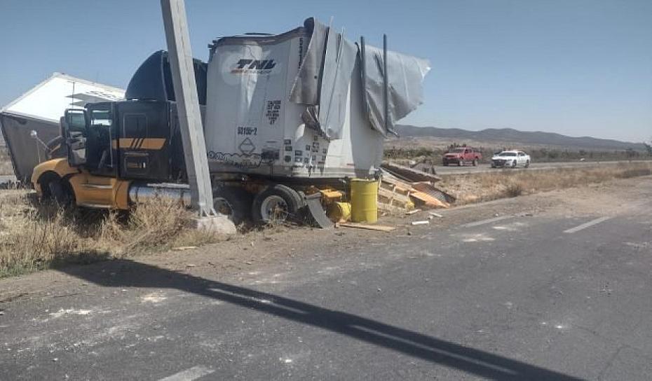 CONDUCTOR DE CAMIÓN DE CARGA SE IMPACTA CONTRA UN POSTE 