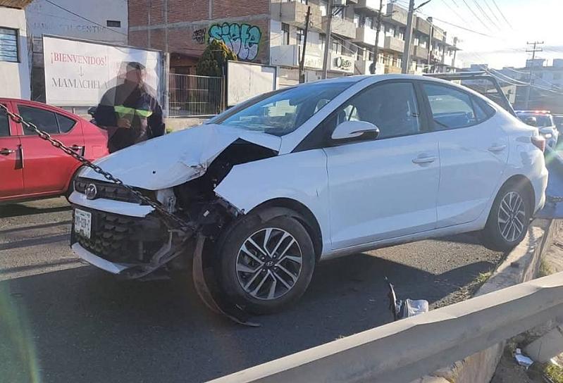 Conductor de un Hyundai queda incrustado contra la barrera de contención tras chocar