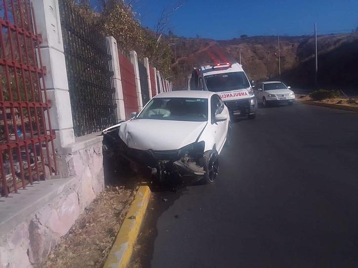 CONDUCTOR PIERDE EL CONTROL DEL VOLANTE Y SE SALE DEL CAMINO