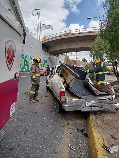 CONDUCTOR PIERDE EL CONTROL DE SU CAMIONETA Y SALE DEL CAMINO 
