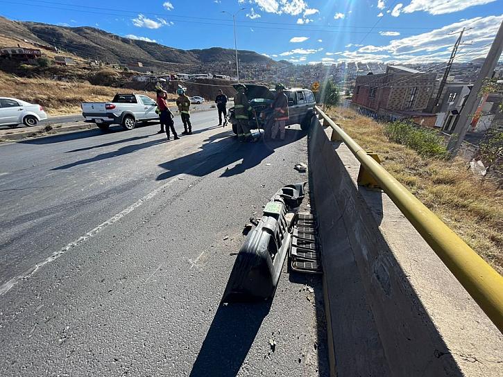 Conductor pierde el control y se estrella contra la barrera de contención en Tránsito Pesado 