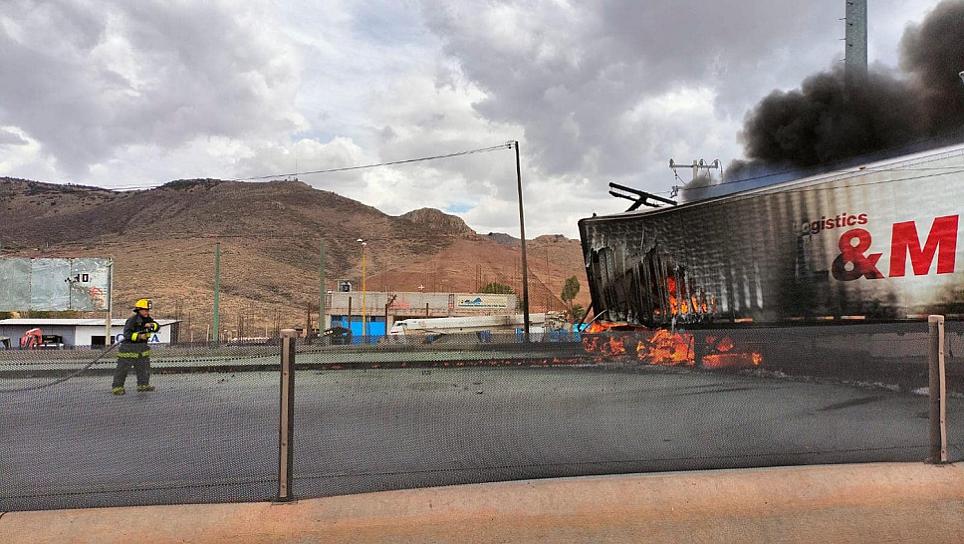CONDUCTOR QUEDA GRAVEMENTE HERIDO TRAS CHOCAR E INCENDIARSE EL VEHÍCULO