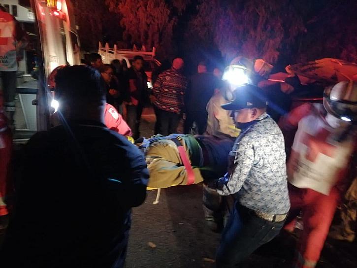 CONDUCTOR QUEDA GRAVEMENTE LESIONADO TRAS CHOCAR CON UN ÁRBOL