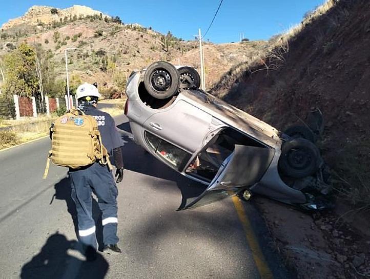 CONDUCTOR SALE ILESO TRAS VOLCAR EL AUTOMÓVIL EN EL QUE VIAJABA
