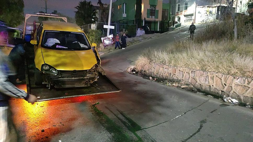Conductor se estrella contra un árbol en Zacatecas 